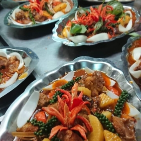 Đặt tiệc cho công nhân bến cát