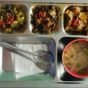 Khay cơm mẫu suất ăn công nghiệp mỹ phước 1