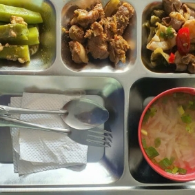 Khay cơm mẫu suất ăn công nghiệp mỹ phước 2