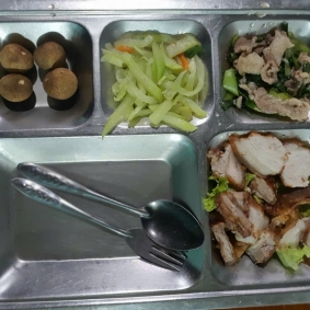 Khay cơm mẫu suất ăn công nghiệp vsip