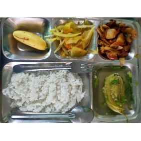 Khay cơm mẫu suất ăn công nhân tân uyên