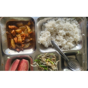 Khay cơm mẫu suất ăn công nhân mỹ phước 2