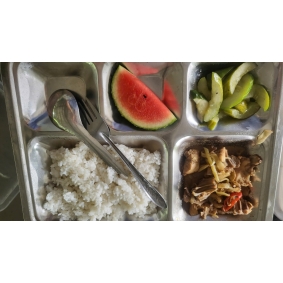 Khay cơm mẫu suất ăn công nhân mỹ phước 1