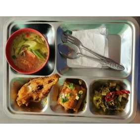 Khay cơm mẫu suất ăn công nhân thành phố mới