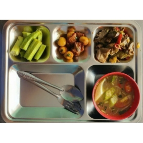 Khay cơm mẫu suất ăn công nghiệp bến cát