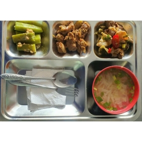 Khay cơm mẫu suất ăn công nghiệp mỹ phước 2