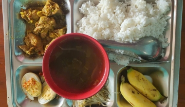 Tranh cãi suất ăn bán trú 38 K 'thua cơm công nhân'