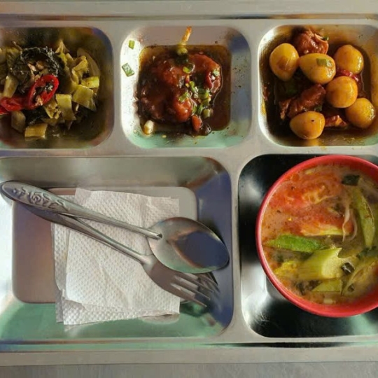 Khay cơm mẫu suất ăn công nhân vsip