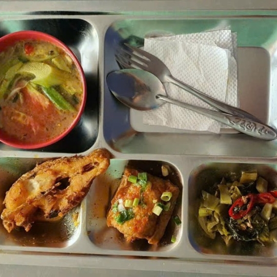 Khay cơm mẫu suất ăn công nhân thành phố mới